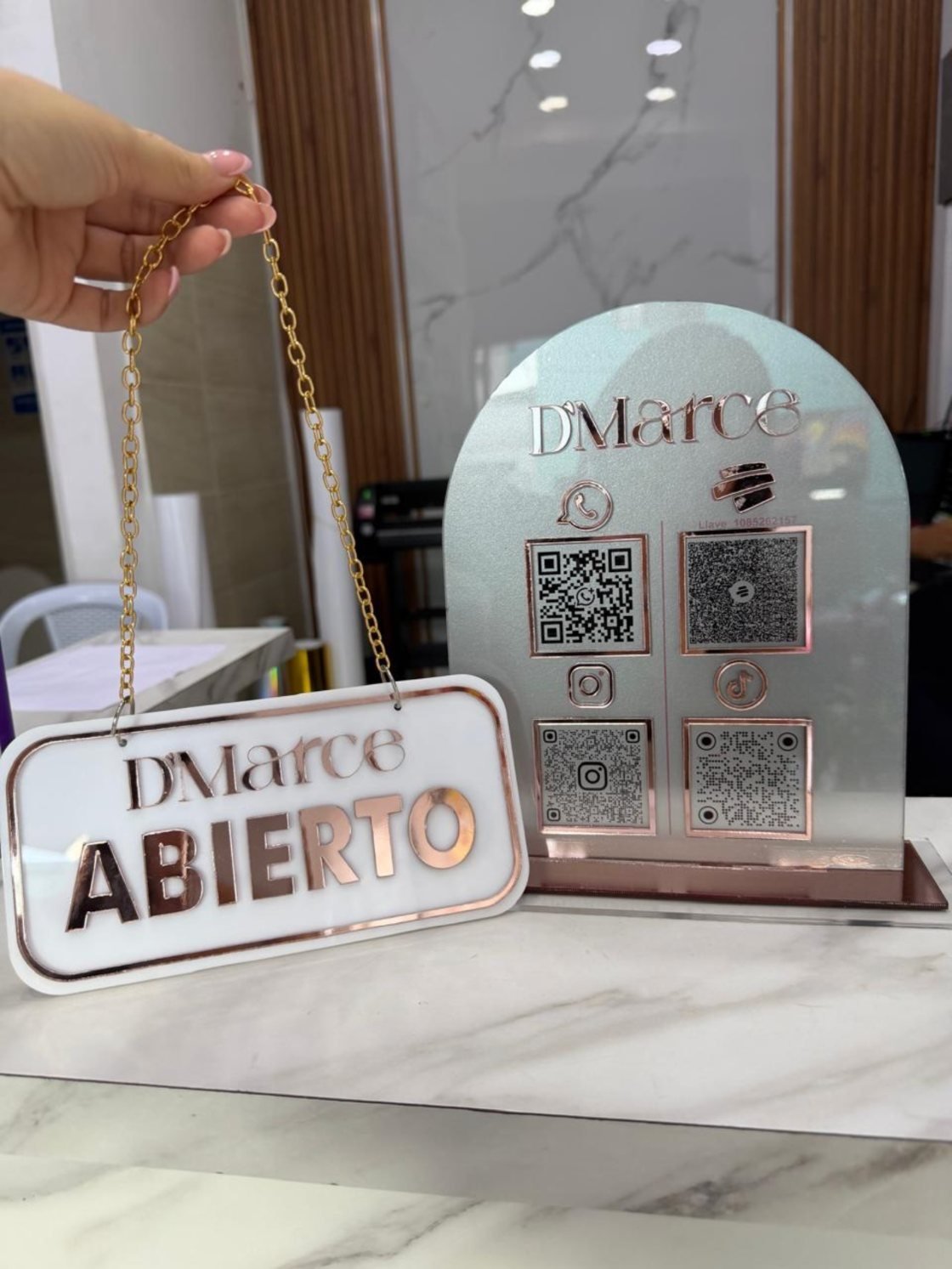 Aviso Abierto y QR en acrílico para D'Marce